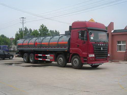 重汽豪運(yùn)大馬力前四后八化工液體運(yùn)輸車(chē)