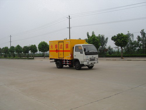東風(fēng)小霸王爆破器材運(yùn)輸車
